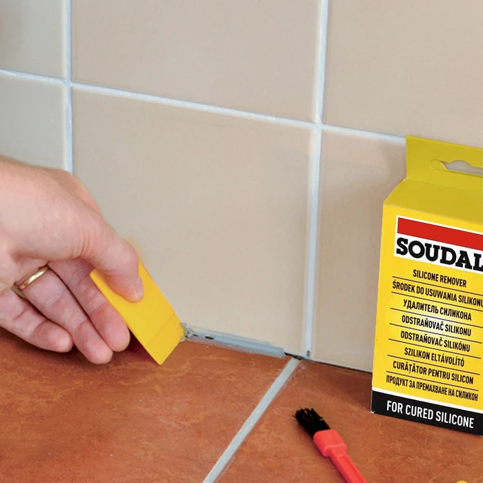 Obnovujeme_spáry_a_odstraňujeme_starý_tmel_4 SWIPEX čistící ubrousky | SOUDAL
